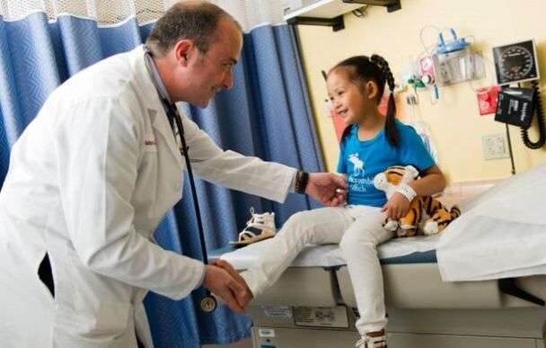 лекар преглежда дете с тазобедрена артроза